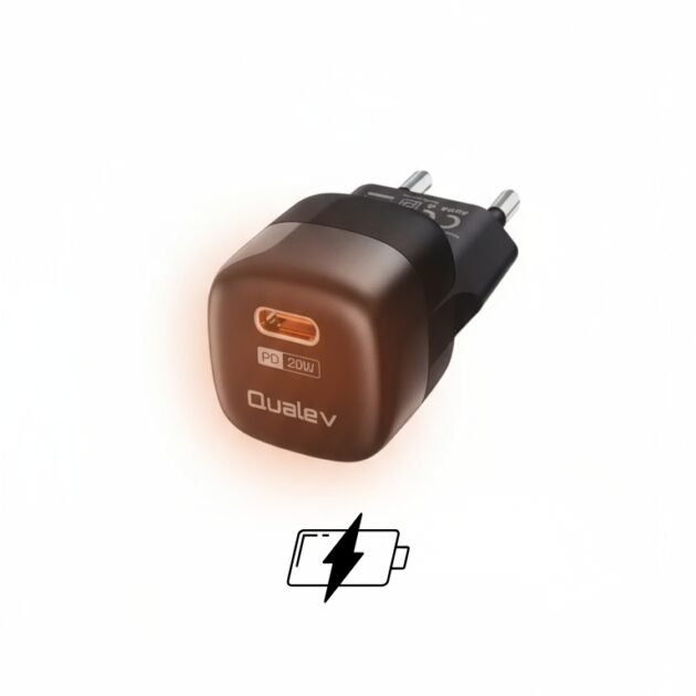 شاحن Qualev GaN 20W PD بمنفذ USB-C مضاء بتوهج برتقالي، وأسفله رمز بطارية مع برق للدلالة على الشحن السريع.